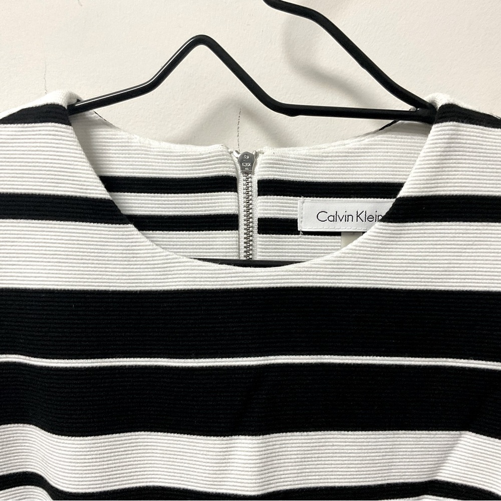 Striking Black & White Striped Ribbed Textured Sleeveless Shirt! - Picture 8 of 9